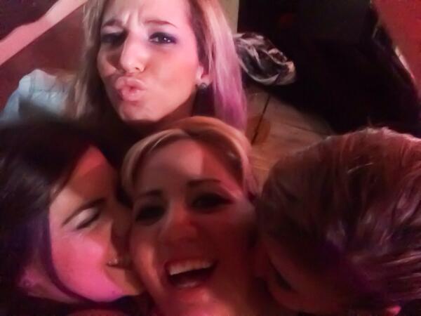 noemi_3_4's tweet photo. Sois unas malotas @InmaPartal @mariajoseCN91 @alsiiGomez http://t.co/U4QTxb4O0w