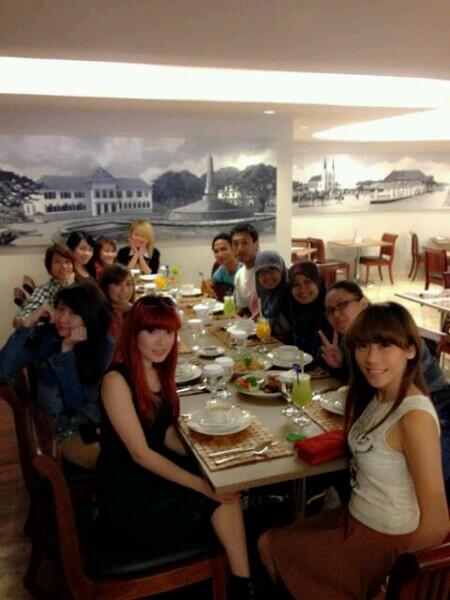lyn_chabe's tweet photo. @CharryBelliIndo Lunch with twibies malang ^^http://t.co/WasBiRR3oU"