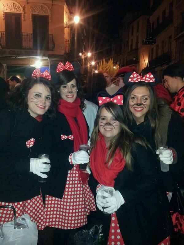charoad88's tweet photo. Una buena noche d ratonas!!!! @Isa205 @Adiaz88 @RaQueL_MoLo http://t.co/NsKFuS4PPI