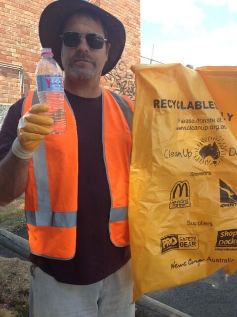 SenatorSurfer's tweet photo. Folks, done your #trashyselfie yet? =YES for a national #cds scheme. #cleanupausday Go to http://t.co/omxPJL9KGj http://t.co/mMcKjHUkG3