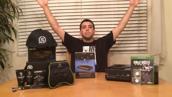 FaZeApex's tweet image. I FEEL LIKE OPRAH!! Awesome giveaway tomorrow youtube.com/bananafone34