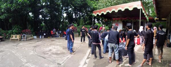 ClickBandung's tweet photo. @MataAngin13: laskar yg peduli lingkungan, ga hanya koar2 #savebaksil tp lnsung turun ! #beberesbaksil @ridwankamil http://t.co/iL3kVHxQWP