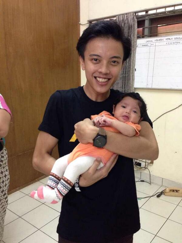 Ketawan banget si om <a href="/bismakarisma/">BISMA KARISMA</a> ga biasa megang dede bayi. Tp makasih ya udah mau foto sm aku