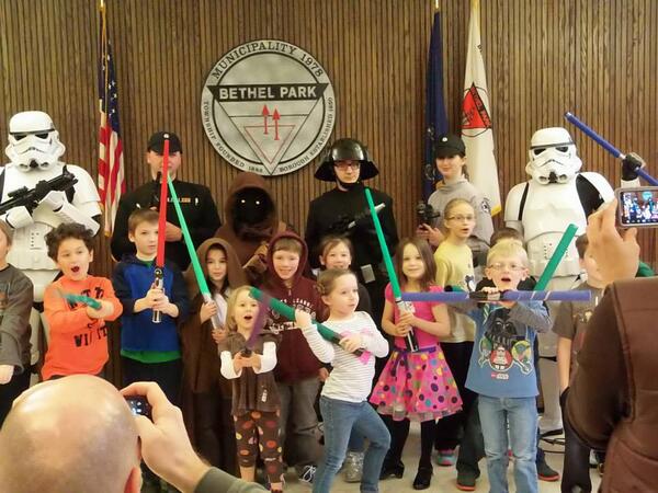 501stLegion's tweet photo. RT @GarrisonCarida: #library day with the #kids #501stLegion
#starwars Want to join us? #AskToBeOne
@501stBobbyLinn http://t.co/2aySjcOVGG