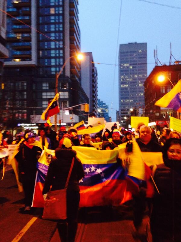 Comando3TO's tweet photo. A -15 grados Venezolanos dice NO MAS y marchan por las principales calles de#Toronto #SOSVenezuela http://t.co/EtuBizaiyg