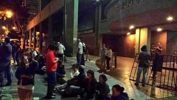 capri1711's tweet photo. “@alepuro: 01:15 am. Familiares de  detenidos xlos hechos de Altamira en las afueras del Palacio de Justicia... http://t.co/4SOFN6g0wY”@hrw