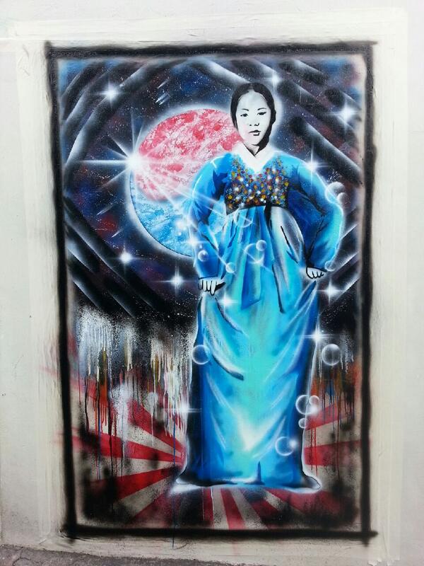 spicyplus's tweet photo. 일본기 사뿐히 즈려밟고 선 예쁜 유관순 누나........................... 입니다.
삼청동 벽화 중에서....................... http://t.co/NJgGPjTXjt