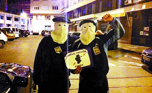 CorazonRural's tweet photo. 4 patrullas d Policía para quitar el disfraz de etarras a 2 burgaleses de Gamonal en Carnaval http://t.co/b0gdCB35dU http://t.co/Q4bP5aJyzy