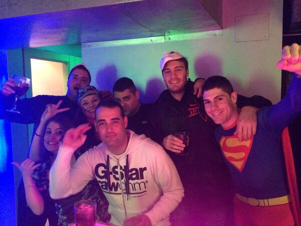 francAlonso9's tweet photo. Buena noche de carnaval en @PubPuzzle http://t.co/aXKBuBo9qO
