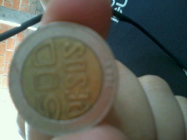 YesElizabett's tweet photo. Hola Me Dirian Si Esta Moneda De #colombia sirve todavia en su pais http://t.co/FMfc5Si3FN