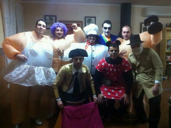 chemanavas's tweet photo. Tarde de derby para domingo de resaca. Adjunto foto de anoche con una panda de elementos http://t.co/QRJM2hZl6u