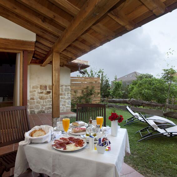 LaPosadadeSomo's tweet photo. REGALO:noche en SUIT+desayuno PRIVADO en la habitación. Seguid participando! Síguenos y RT! Mucha suerte!! http://t.co/ohuQaBiTi6