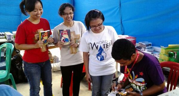 Bukune's tweet photo. AHZEG! RT @ariesadhar: Ceritanya antre tanda tangan.. http://t.co/46YnfrgcU2 #OomAlfa