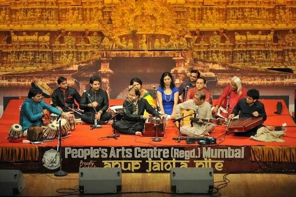 UVsWorld's tweet photo. Sharing stage with #AnupJalota ji is a blessed and "all egos' melting" moment ! (Specsy me) @sweetasingh   http://t.co/ub65cMZ4TN