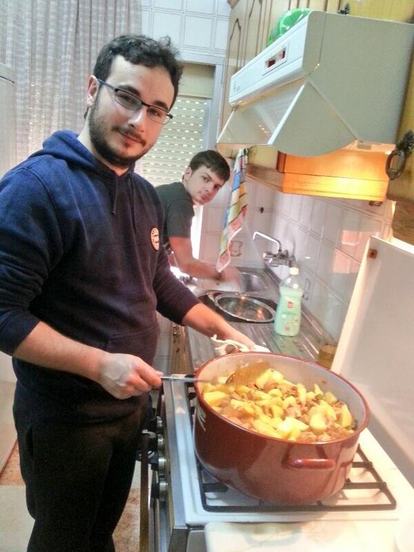 Felixuky's tweet photo. Hoy, patatas con carne adobada. Rica comidita de domingo!! #SukyChef http://t.co/4QFmtfgEq7