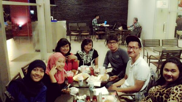 choneng46's tweet photo. RT @umayluchu: Dine @ulykelen @Ayusnyanyu @asliadam @KrestiKartika @rahmawatirina @choneng46 http://t.co/9ZNryQuur2