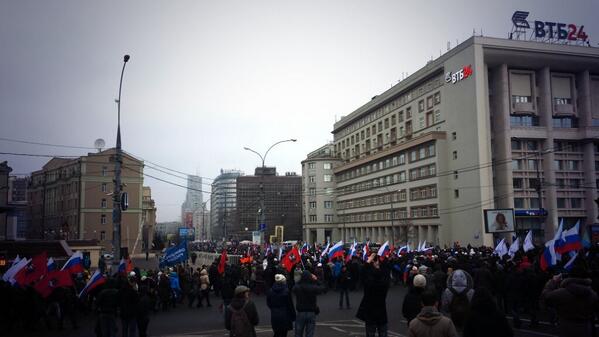 Шествие проходит по маршруту от Пушкинской площади до проспекта Сахарова. #ЕР #СвоихНеБросаем