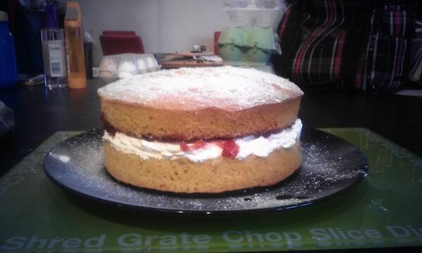 Bridgethefidget's tweet photo. I made a cake, that didn't turn out flat... http://t.co/DC3E5tQryQ