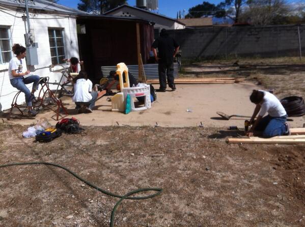 BCGCproject's tweet photo. Making raised beds.
#BarrioCentralGardenCollective
#Tucson http://t.co/8gDtqbKaIU