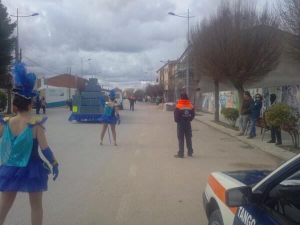 protepedroneras's tweet photo. Servicio de carnaval estrenando  uniformidad nueva http://t.co/WPEsbcGKAS
