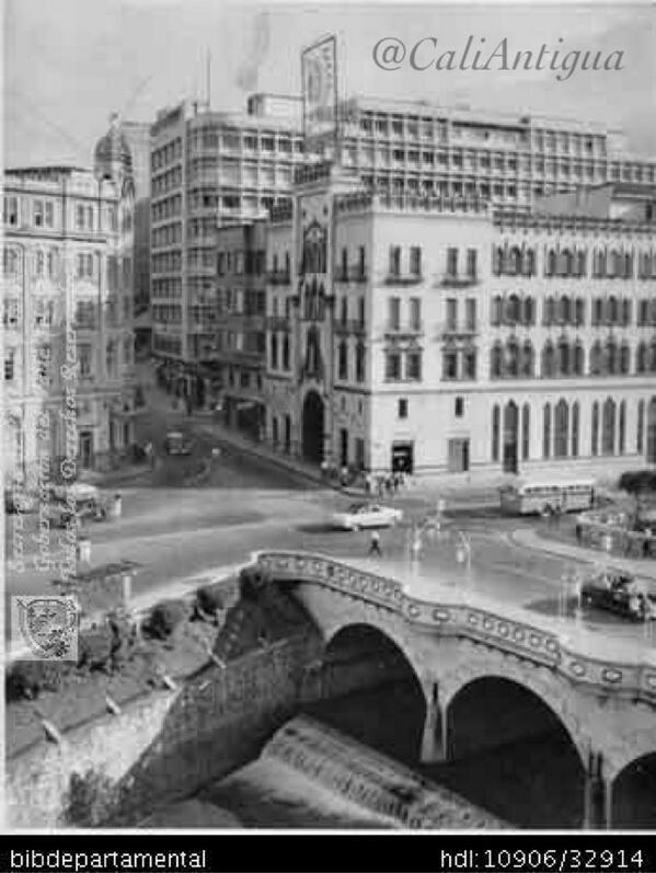 CaliAntigua's tweet photo. Desaparecido Hotel Alférez y el resto sigue en día conformando el Boulevard el Rio #CaliAntigua http://t.co/Amd3DeA99M