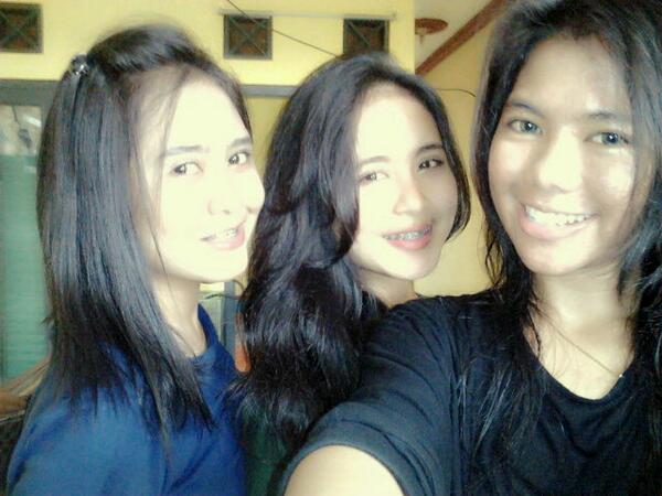 sitipurwati's tweet photo. Foto sama tante cantik♥ wkwkw @temiyako @SaskiaaaMR http://t.co/YYOQo80C8U