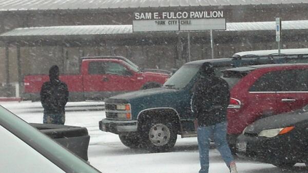 MidianShrineEE's tweet photo. Earning its name today! #parkcitychill #4degrees outside, 600+ cars trucks motorcycles inside! #wichita #mskr http://t.co/GthovXeWAD
