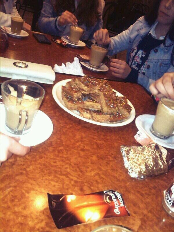 MarPaneque's tweet photo. Celebrando el cumple de @mariabe51927492 con @pmorenogodoy @NereaCaro94 @DoWhatUWantSB @albaquintana_ @PatriiGaarciia http://t.co/M1ukyKOdZM
