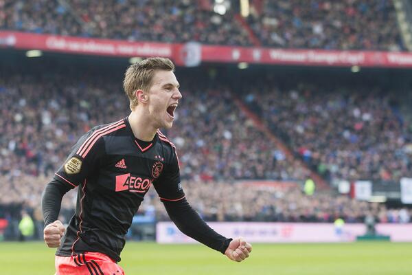Ajaxshowtimecom's tweet photo. Retweet als jouw vrienden ook aan jouw hoofd kunnen zien dat je een Ajax-supporter bent. http://t.co/OeN2Cn0il4