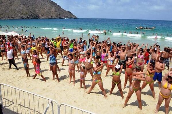 potroalvarez's tweet photo. Deporte y recreación disfrutan los turistas en playas Venezolanas !!! #SialDeporte #SialaPaz http://t.co/9UDQt0p6Du