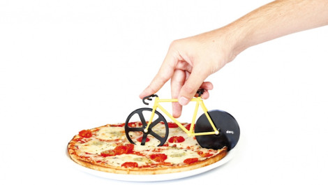 SFJmac's tweet image. I need this ASAP!! “@grist: Bicycle shaped pizza cutter combines your two favorite loves bit.ly/1fEjgeK http://t.co/oQqAuOVSxN”