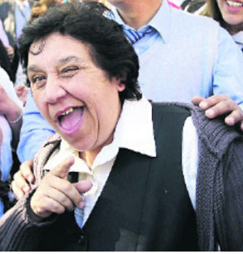 BrittAlert's tweet image. Ahora con Nelly Diaz en el registro civil tratara de que se vuelva a Sonda y no podramos viajar a USA sin VISA!