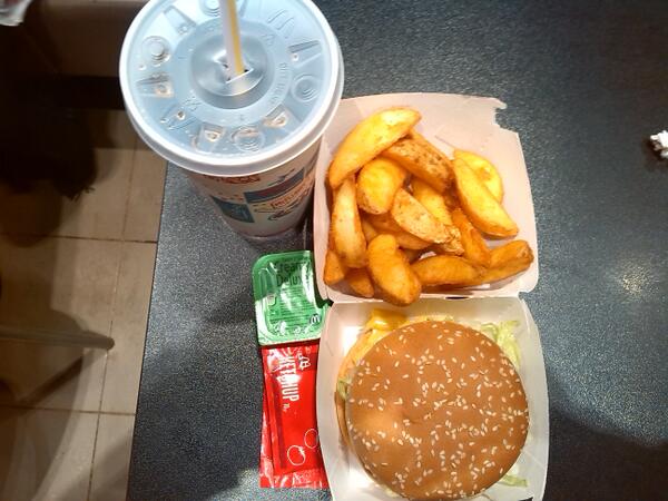 sergioramosrond's tweet photo. Aki andamos en el Mcdonald's con @VictoriaGorCas @FedeRondonSanch @kgd306 @MadaRondon #irene http://t.co/XpLDt3DZuN