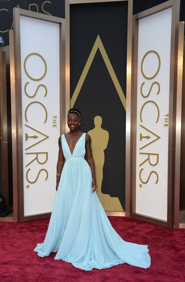 937thebeat's tweet photo. Oscars Red Carpet.... Lupita is all the way #winning #fabsista http://t.co/9Ia9bpBRqU http://t.co/SHGvkoTrC3