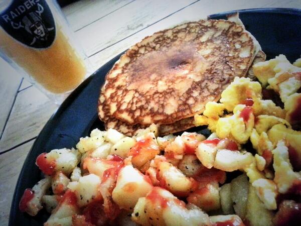 RAiDERCHiCK07's tweet image. Never to late for pancakes, egg nd papas, mmm! #iGotDown #ForDaFam