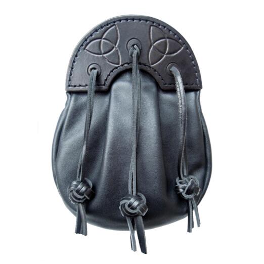 'Bracken' Sporran in black leather.
Available from pibrochscotland.com