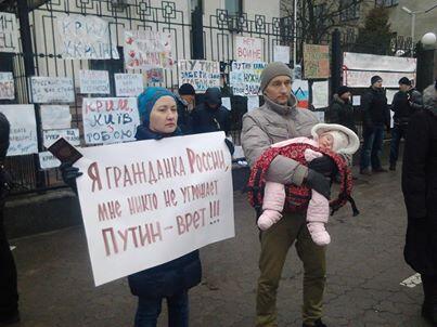 Today near #Russian Embassy in #Kyiv. Poster:'I am a citizen of #Russia.Nobody threatens me.#Putin lies" |PR Post