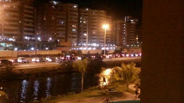WendyLarez's tweet photo. Continuan colas en lecheria por guarimbas 6:45 @la_patilla @UNoticias @noticias24 http://t.co/9LailMRI4N