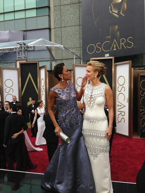 LaraSpencer's tweet photo. .@RobinRoberts---perfect. #finaltouchups #oscars. 1min to the show! http://t.co/L08wdmPzRv