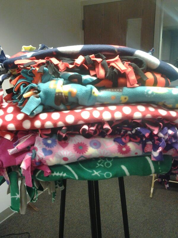 FamilyPromiseDM's tweet photo. What a gift! Thanks to students at Van Meter Elementary for making these blankets for the children in our program! http://t.co/QRyMoIbxao