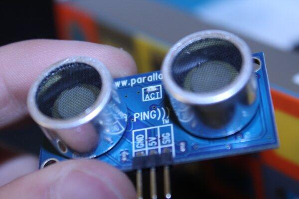 geraicerdas's tweet image. 3. Sensornya pakai 2 sensor jarak Ping))) utk memperlebar radius pembacaan objek. Kalo 3 boleh? Silakan #KelasArduino