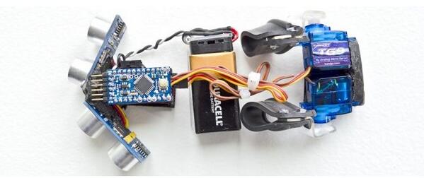 geraicerdas's tweet image. 9. Secara keseluruhan, komponen2 tadi kamu susun seperti ini : Sensor > Pro Mini > Baterai > Servo #KelasArduino