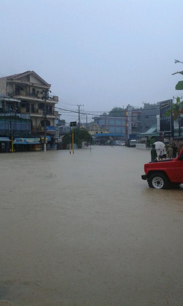 renny_ika's tweet photo. Banjir di pertigaan lampu merah gunung sari gunung malang http://t.co/B1JVn7BS7y