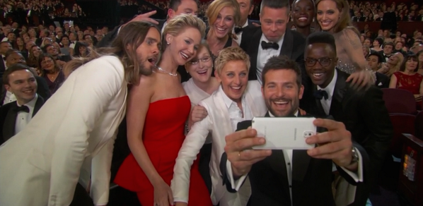 LeHuffPost's tweet image. Hollywood selfie huff.to/1hVG3So #Oscars2014