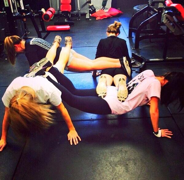 Marinaabreeze's tweet image. hopefully there are more crazy workouts like this this season... 😂💪 #WinterTrack #SpringTrack #PushUps #Team #Workout