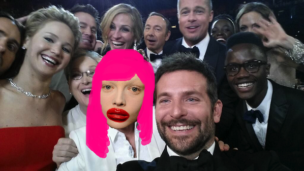 therealmengjia's tweet photo. #selfies with the fans at the #oscars http://t.co/nIXDH0doNF