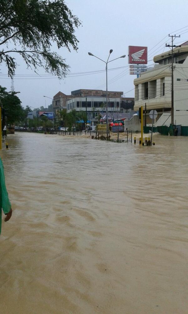 renny_ika's tweet photo. Masih banjir di gn sari @KotaBalikpapan @iklanbalikpapan http://t.co/2X2sVn6ry8