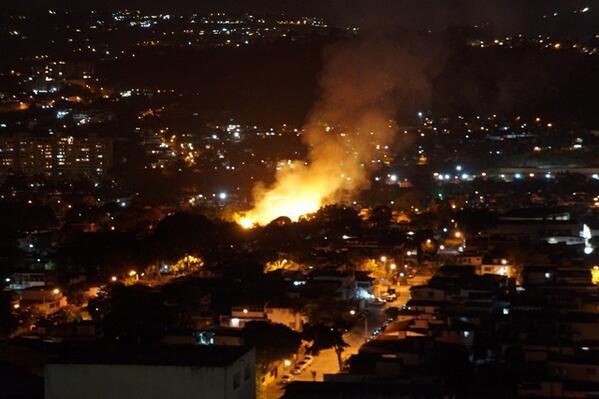 OJO Reportan Incendio hacia la california sur 11:05pm #2M #ResistenciaVzla http://t.co/Zy5J3WKWc1 @C<a href="/tag/resistenciavzla"class="tags"><span>#resistenciavzla</span></a><a href="/tag/2m"class="tags"><span>#2m</span></a>
