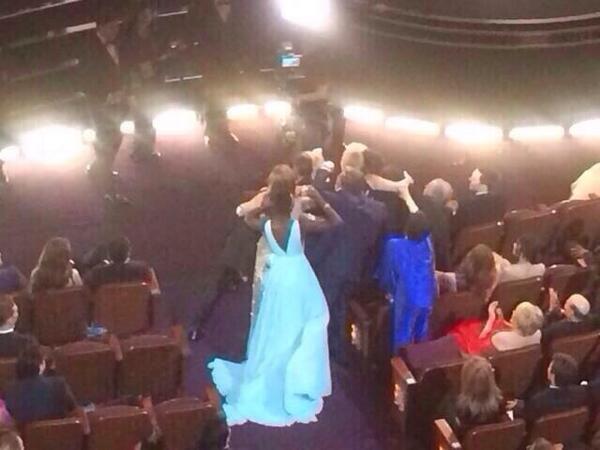 iamdelafuente's tweet photo. Liza trato de salir en la foto con Ellen y no alcanzo :( http://t.co/HRrBI18REL