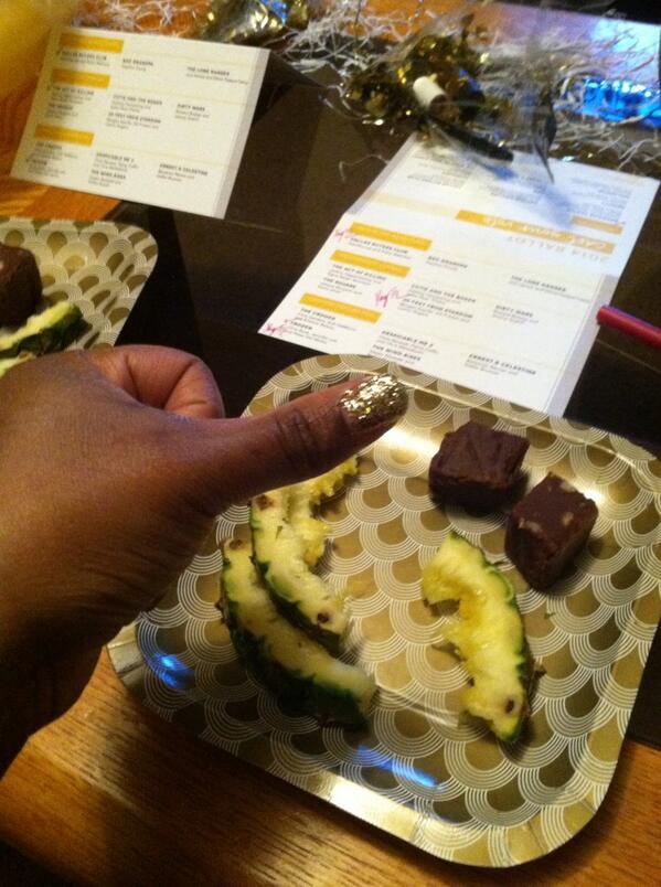 nicash8's tweet image. Lovely gold glitter!!! And super yummy pineapple! #RubyWing #PartyInABox #Oscars2014